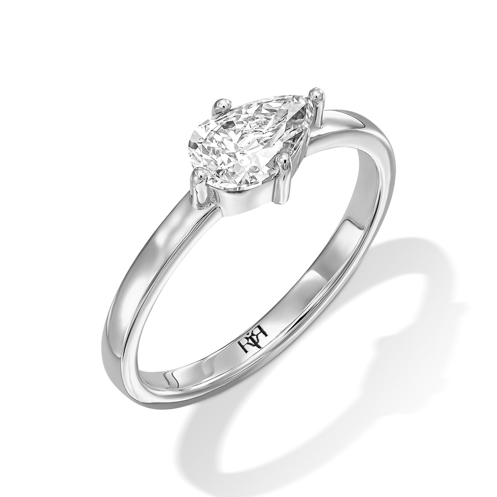 Central Pear shape Diamond Ring